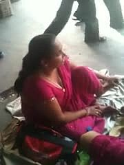 مفلس الهندي الجبهة يتحدث عن الجنس في محطة القطار