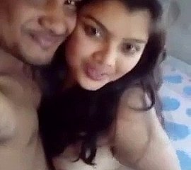 भारतीय कॉलेज लड़की चुंबन और स्तन प्रेस