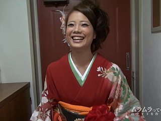 Sexy geisha nhấp nháy lồn lông và cho một blowjob