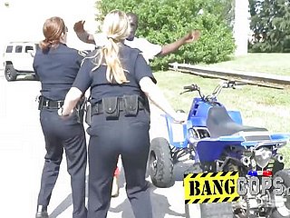 Tebal MILFs polisi mendapat ditumbuk oleh rakasa hitam