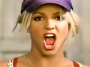 Actriz cantante Britney Spears lleva traje seductora en su película