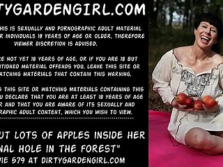 Dirtygardengirl把大量的苹果里面她的肛孔在森林