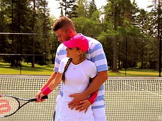 Sexo en la cancha de tenis para una esposa caliente