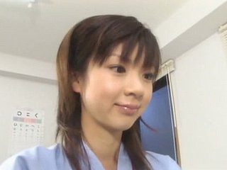 Remaja Asia Petite Aki Hoshino melawat doktor untuk pemeriksaan