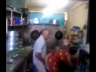 Srilankan Chacha che scopa rapidamente frosty sua cameriera in cucina