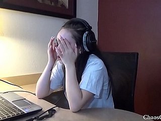 Der 18 -jährige Lenna Lux masturbiert at hand Kopfhörern