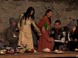 Wanita acme berbagi pria dalam pesta abad pertengahan yang tepat