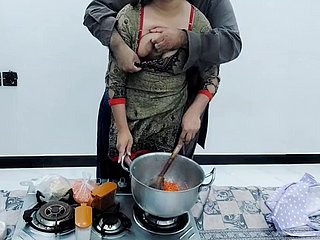 Regional pakistanais femme baisée dans une cuisine make attractive en cuisinant avec un audio hindi clair