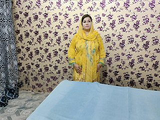 Orgasme gadis Muslim Pakistan yang peakish cantik dengan timun