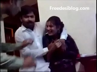 Pakistani Desi Girl en Urchin genieten nearby hostelkamer