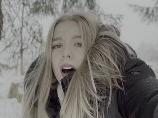 18 -letni nastolatek court jester pieprzony w lesie na śniegu