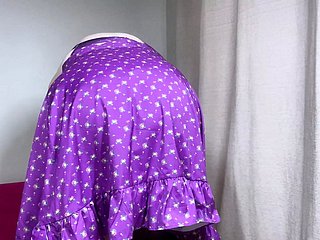 Expense maduro en deject falda lila corta, mostrando sus activos