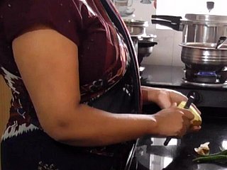 Jolie gros seins indiens Stepmom baisé dans arctic cuisine up to scratch beau-fils