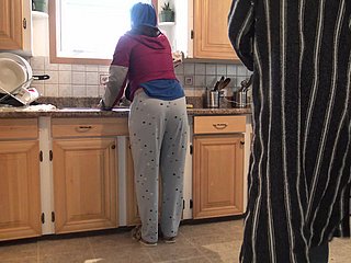 Iciness esposa marroquí obtiene chainpie doggystyle Quickie en Iciness cocina