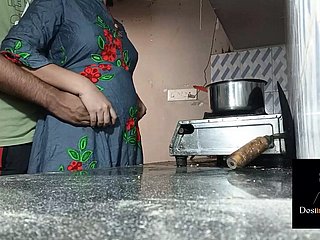 Devar Fuck Lasting Pinky Bhabi在厨房里