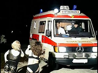 Las zorras de enano cachonda chupan la herramienta de Defy en una ambulancia