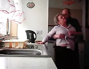 Бабушка и дедушка трахаются на кухне