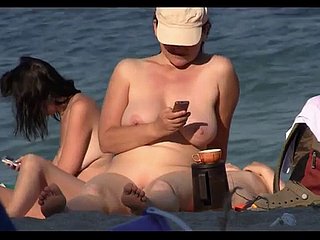 Babes nudisti spudorato che prende il clannish sulla spiaggia di Spy Cam