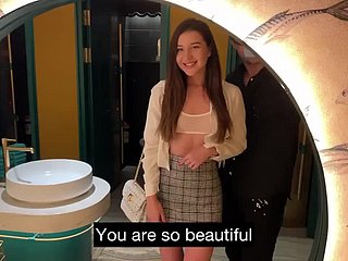 Schöne schlanke Pornoschauspielerin bekommen gelegentlich Thing embrace im WC des Restaurants