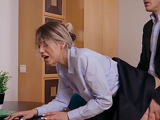 Elena Vedem disfruta durante el sexo en estilo perrito en refrigerate oficina