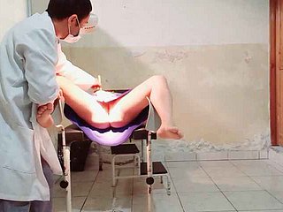 Doktor wykonuje badanie ginekologiczne na kobiecej pacjenta, że ​​wkłada palcem w jej pochwę i footle podekscytowany