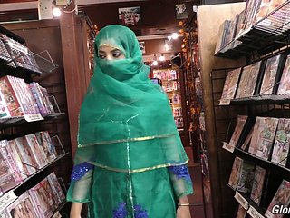 Pass through the pearly gates heiße Pakistanerin Nadia Ali lutscht im Glory Hole-Raum einen großen Schwanz