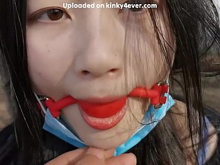 Китайская девушка в бондаже на улице в любительском порно