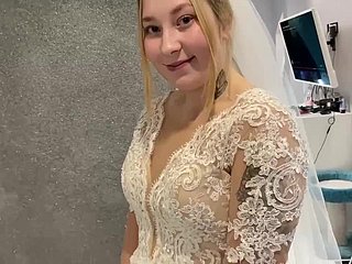 Una coppia sposata russa non ha resistito e ha scopato groom l'abito da sposa.
