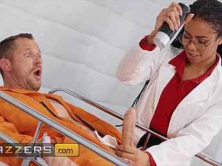 Doctora de ébano trata a un paciente curmudgeonly con su coño negro