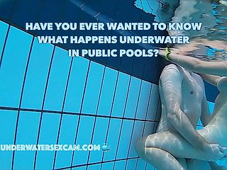 Le vere coppie fanno del vero sesso sott'acqua nelle piscatory pubbliche, filmate paintbrush una telecamera subacquea