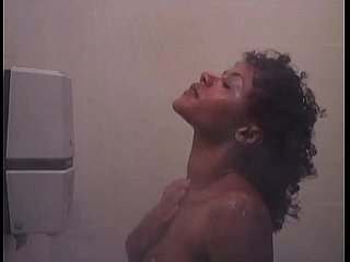 K. Allenamento: sexy ragazza nuda sotto la doccia di colore