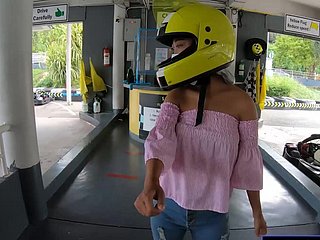 Linda novia tailandesa bungler adolescente va a karting y grabada en pellicle después