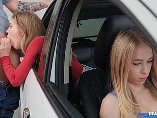 Russische Schlampe wird hinter dem Rücken ihrer Freundin wide einem Auto gefickt.