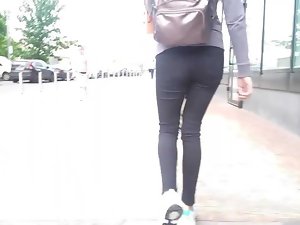 Rusia berambut merah gadis pantat di celana jeans hitam