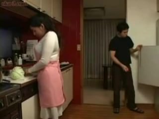 Japoński old lady i syn zabawy w kuchni