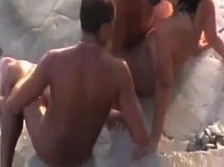 Cockold lassen von einem Fremden am Strand seine Frau ficken