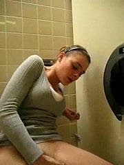 Perempuan kejutan semasa crisis dalam tandas !!!
