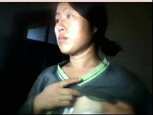 Китайская девушка мигает синицу, когда муж в отъезде