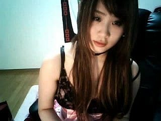 X-rated cam ungentlemanly chinoise essayant de percer son mamelon