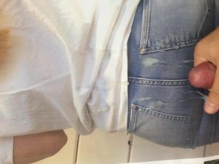 Cumshot pada keldai on target dalam seluar jeans Cum Tribute