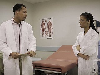 Sexy arts Kira Noir lokt haar hoog collega om geneukt te worden in het ziekenhuis