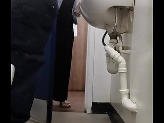 Morsel pau a uma mulher em banheiro público